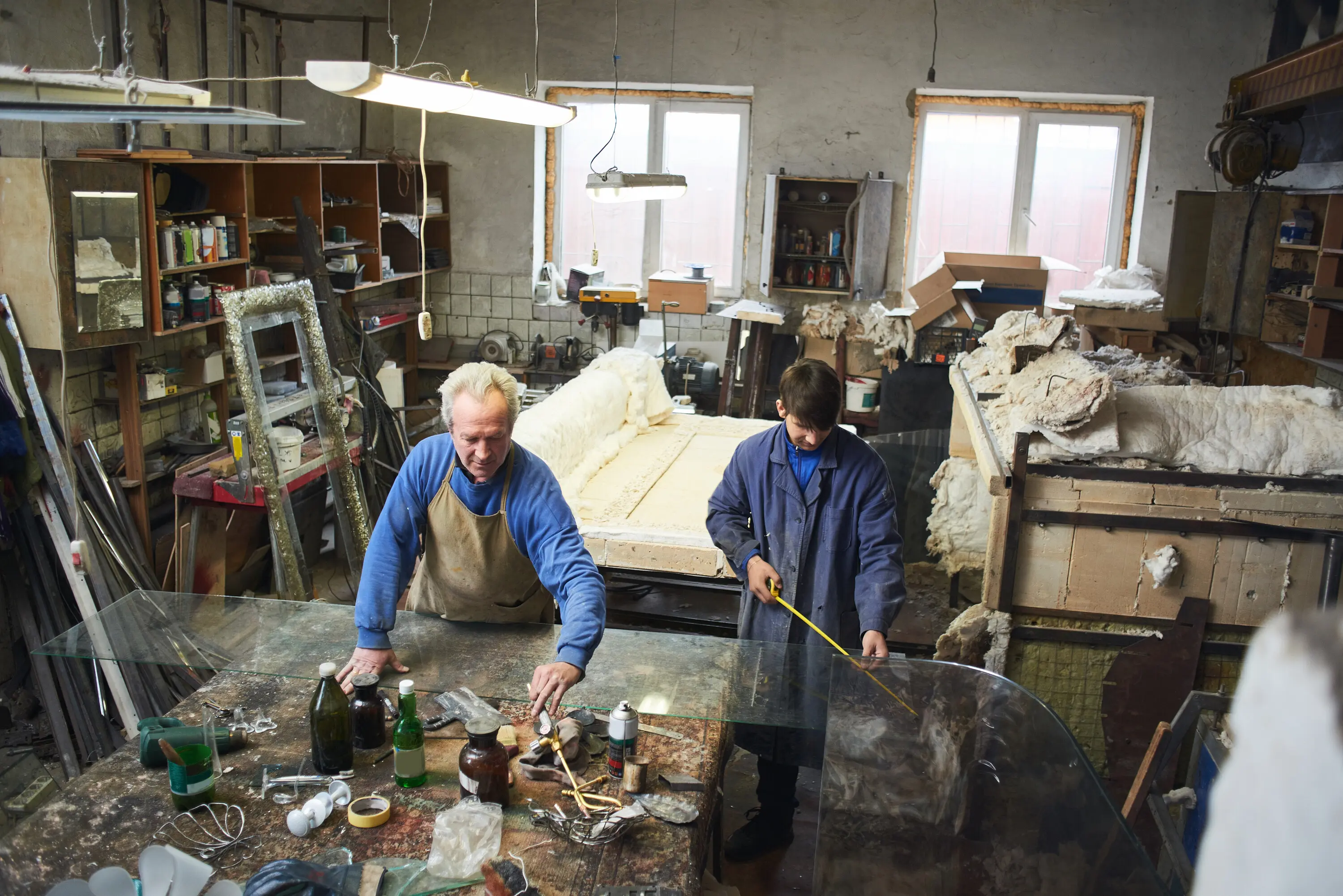 Kunsthandwerker stellen Markierungen auf Glas her.