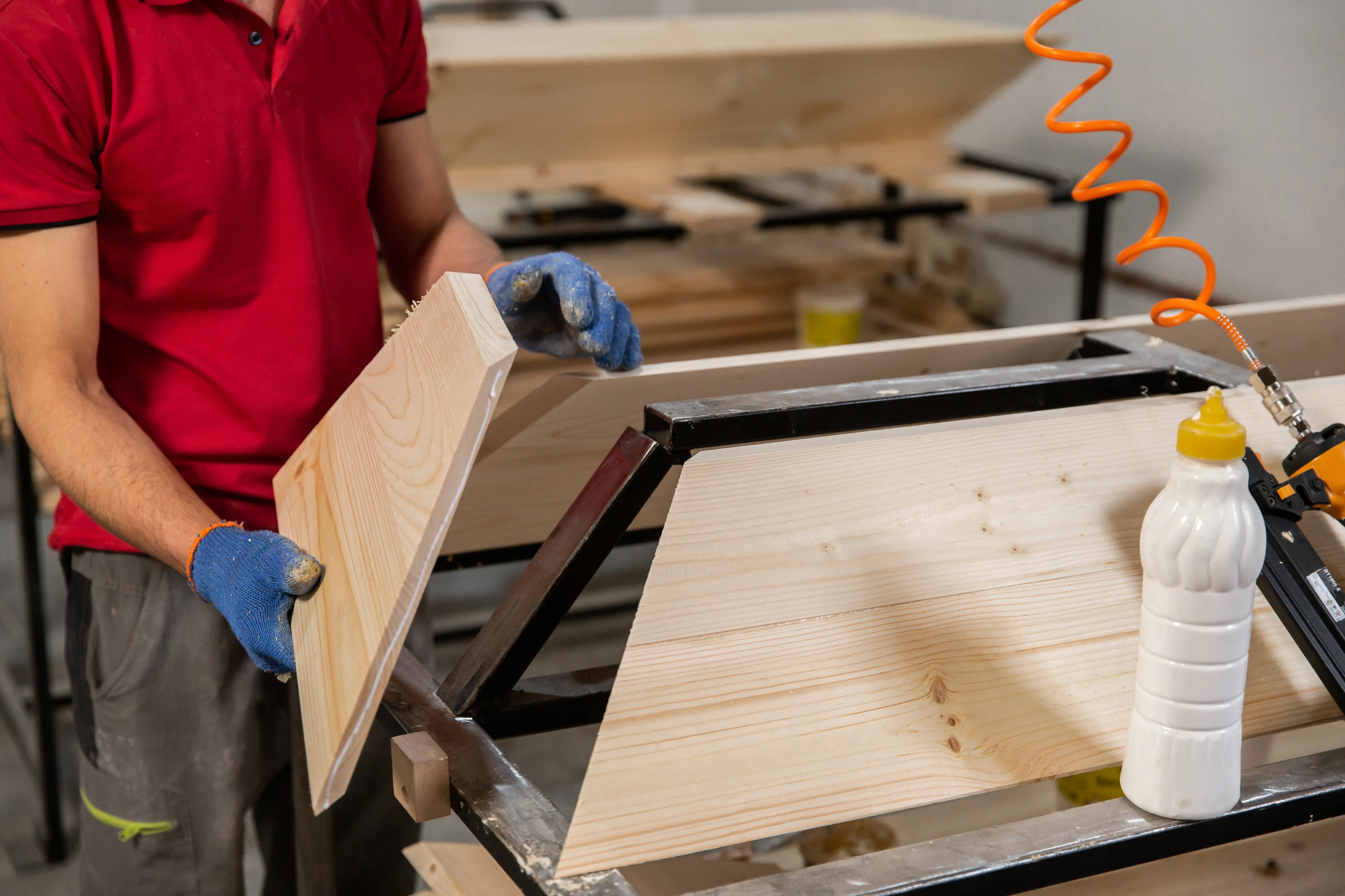 Kreissäge für Holz in der Holzbearbeitungsindustrie, Nahaufnahme einer Holzschneidemaschine; Sägen von Holz in der Produktion, Herstellung von Holzprodukten, mit Platz für Text.