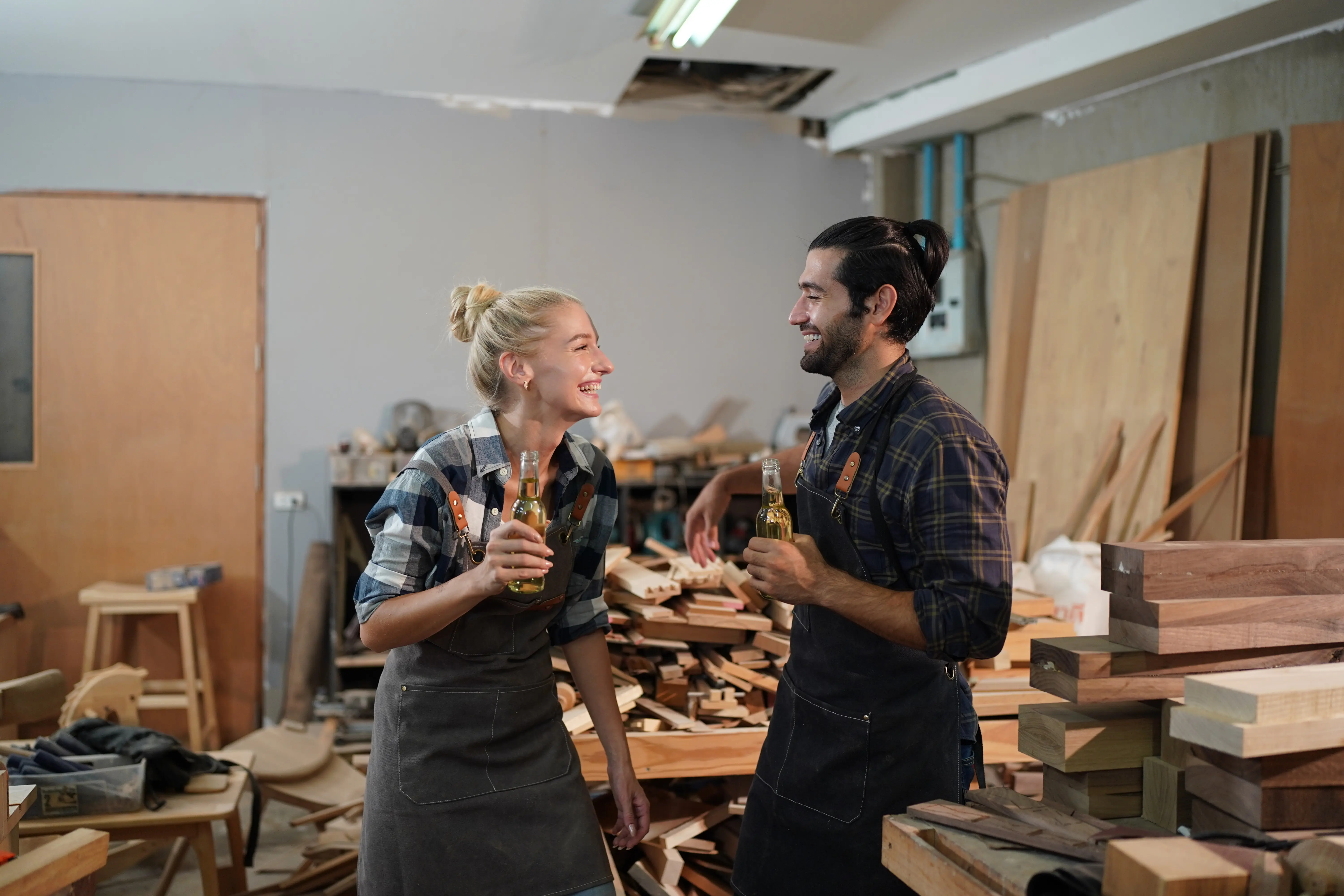 Zeitgenössischer Tischler bei der Arbeit – Porträt eines modernen Tischlers, der Holzmöbel herstellt.
